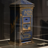 Verkaufsautomat für „Postkarten mit Ansicht“, um 1905, Hersteller: unbekannt (Österreich), Leihgabe Technisches Museum Wien, Foto; Leonhard Hilzensauer, Wien Museum