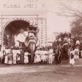Erzherzog Franz Ferdinand und der Nizam von Hyderabad beim Elefantenausritt Lala Deen Dayal, Nr. 11632, 24.1.1893 Hyderabad, Andhra Pradesh, Indien Albuminabzug, 206 x 289 mm ©Museum für Völkerkunde 