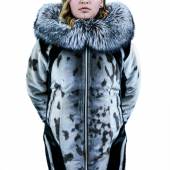 Aagjuk Robbenfellmantel Nordlicht-Kollektion 2018 Victoria Kakuktinniq (Inuit) Victoria’s Arctic Fashion Kanqiqliniq, Nunavut, Turtle Island (Nordamerika 2023) Hudson-Bucht Inv. Nr. 2022.86:1 © Jennifer Lane