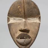 Weibliche Maske (567 KB) Kran, Liberia vor 1936 Holz, Aluminium, H 25 cm Museum für Völkerkunde Wien © KHM mit ÖTM und MVK 
