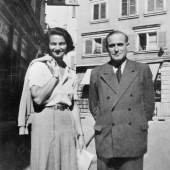 Marianne Feilchenfeldt-Breslauer et Walter Feilchenfeldt senior devant l‘hôtel St. Peter à Zurich, vers 1939/40Photo: Paul Cassirer-Archiv, Zurich