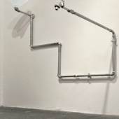 Ausstellung im Westwerk Hamburg_Schere Stein Papier. Wasserrohre, Plastik, Stein, Wasser, Größe variabel, 2018