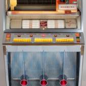 Seeburg KD 200, Jukebox für Single-Platten, J. P. Seeburg Piano Company Chicago, USA 1957. 100 Single-Platten mit 200 Wahlmöglichkeiten