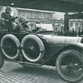 Hamburger Sicherheitspolizei in einem mit Maschinengewehrausgestatteten Auto an der Hochbahn in Hamburg-Barmbek wohl 25.10.1923. Staatsarchiv Hamburg