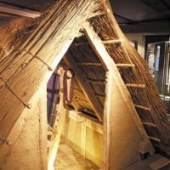 Als Webhütte rekonstruiertes Grubenhaus im Alamannenmuseum (Foto: Museum).