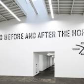 Lawrence Weiner Ausstellung: Wall Works, Hamburger Bahnhof, Berlin, 2013 Courtesy of Moved Pictures Archive, NYC & Mai 36, Galerie, Zürich © 2014 ProLitteris, Zürich