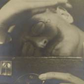 Wilhelm Bandelow, Selbstbildnis mit Kamera, 1902, Sammlung Museum für Kunst und Gewerbe Hamburg