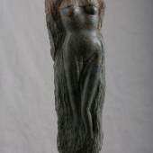 ((Bild Withöft-Foremny, Bildnachweis: VG Bild + Kunst)): Silvia Withöft-Foremny, Bildhauerin und Meistergestalterin aus Laatzen bei Hannover, bringt die Skulptur „Baumfrau“ aus Serpentin Raindrop mit zur ARTe.