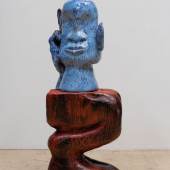 Woody De Othello, Ibeji, 2022, ceramic, glaze, paint and redwood, overall dimensions 145 × 48 × 52 cm. Courtesy of the artist and Jessica Silverman 