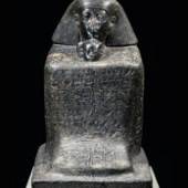 Würfelstatue des Senemut, Karnak(?)/Ägypten, um 1470 v. Christus, Granit, Höhe 100,5 cm, Ägyptisches Museum, Staatliche Museen zu Berlin