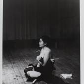 Yoko Ono, Cut Piece, 1964/65 Performed in New Works of Yoko Ono, Carnegie Recital Hall, New York, 21. März 1965 Foto: Minoru Niizuma, © Yoko Ono