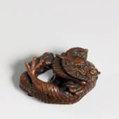 Großes Netsuke eines Drachen. Japan, 2. Hälfte 18. Jh. Buchsbaum, L 7,4 cm Ergebnis 4.750,- Euro