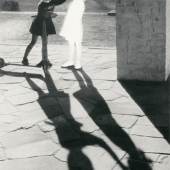 Zwei Mädchen (c) Hans-Peter Feldmann. Courtesy Galerie Mehdi Chouakri.