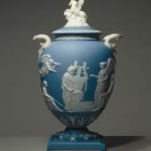 Josiah Wedgwood nach einem Entwurf von John Flaxman / Josiah Wedgwood after a design by John Flaxman Pegasus-Vase, 1786 Jasperware, blau mit weißzligen Reliefauflagen / jasperware, blue with white relief eacutecor, 46 x (max.) 27 cm Stiftung Preußische Schlösser und Gä;rten, Potsdam, Marmorpalais copy; Stiftung Preußische Schlösser und Gärten Berlin-Brandenburg. Foto: Roland Handrick. www.smb.museum