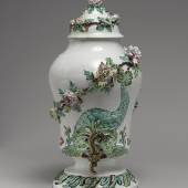 Fountain, ca. 1750–60 French; Mennecy Soft-paste porcelain. H. with cover 12 1/2 in. (31.8 cm) Gift of R. Thornton Wilson, in memory of Florence Ellsworth Wilson, 1950 (50.211.125a-c)  Source: Fountain [French; Mennecy] (50.211.125a-c) | Heilbrunn Timeline of Art History | The Metropolitan Museum of Art. Bildmaterial: www.metmuseum.org 