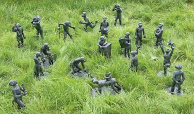 18 Bronzefiguren von Jörg Immendorff ist rund 30 cm hoch 