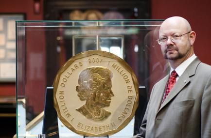Dorotheum Münz-Experte Mag. Michael Beckers mit der größten Goldmünze der Welt
