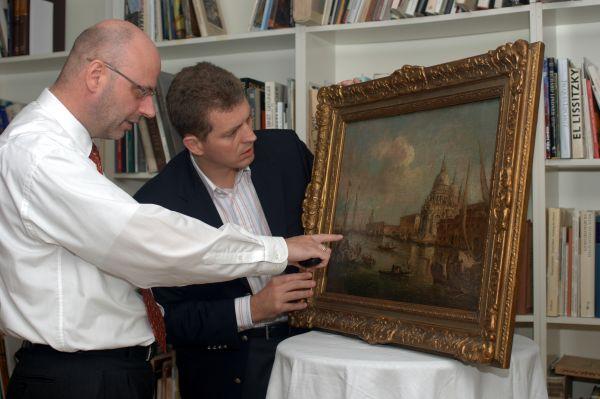 Robert Ketterer, Auktionator und Inhaber von Ketterer Kunst und Harald Weinhold, Experte für Alte und Neuere Meister begutachten eine