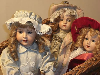 Foto von drei Puppen, hergestellt von Ingeborg Stangl 