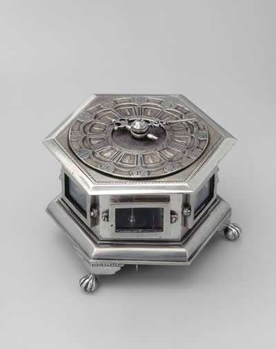 Tischuhr hexagonal aus massivem Silber von Friedrich I. Heusermann, 1. Hälfte 18. Jhd., Zofingen