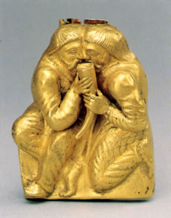 Goldenes Reliefblech mit der Darstellung einer Verbrüderungsszene zwischen zwei bärtigen Skythen auf dem Kurgan Kul'-Oba